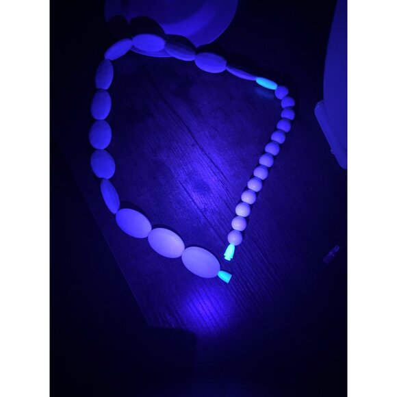 Vintage White Lucite Bead Necklace – Chunky Mod Retro w/ Hidden Clasp - Picture 14 of 15